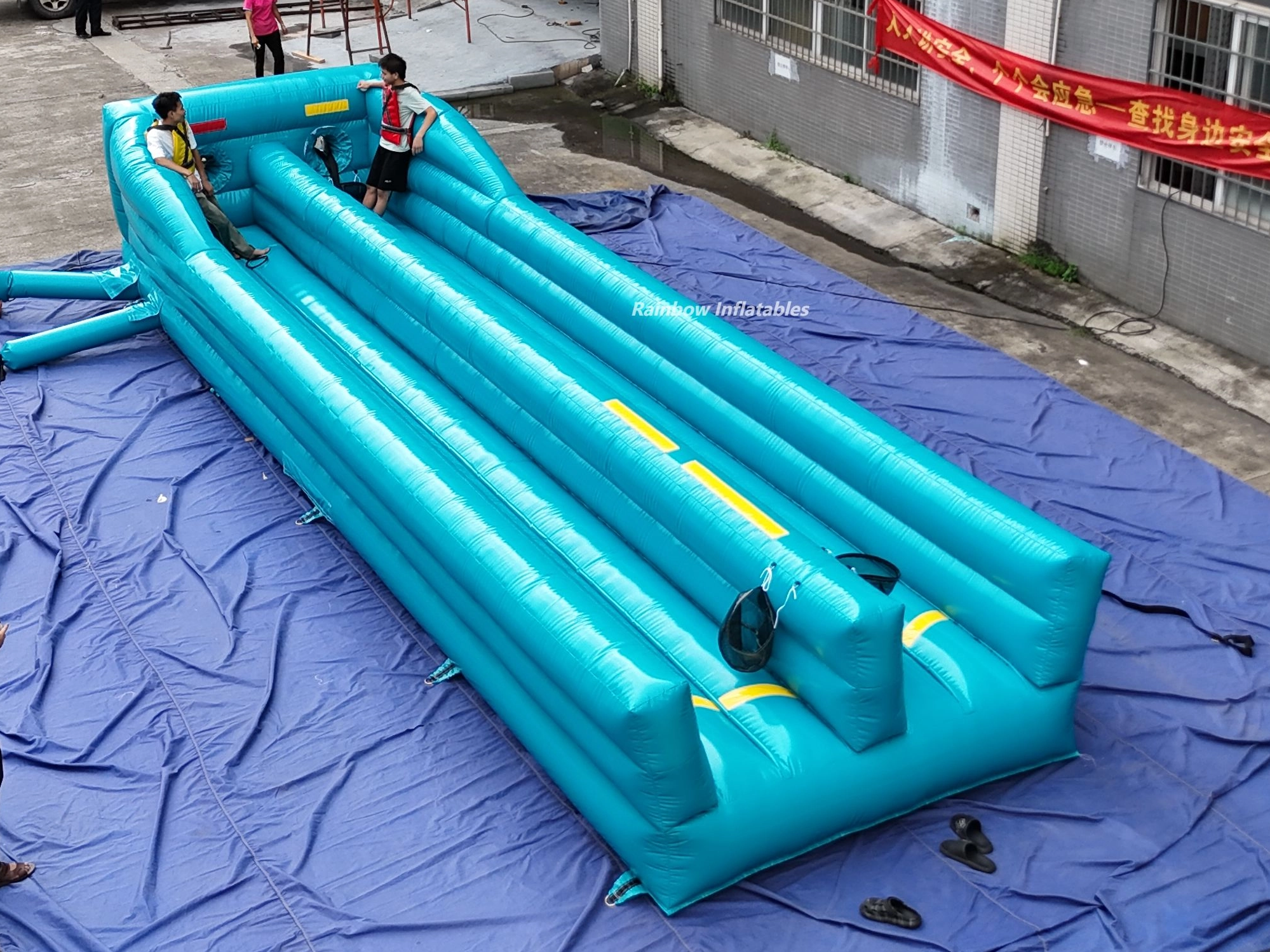 Inflatable drag strip