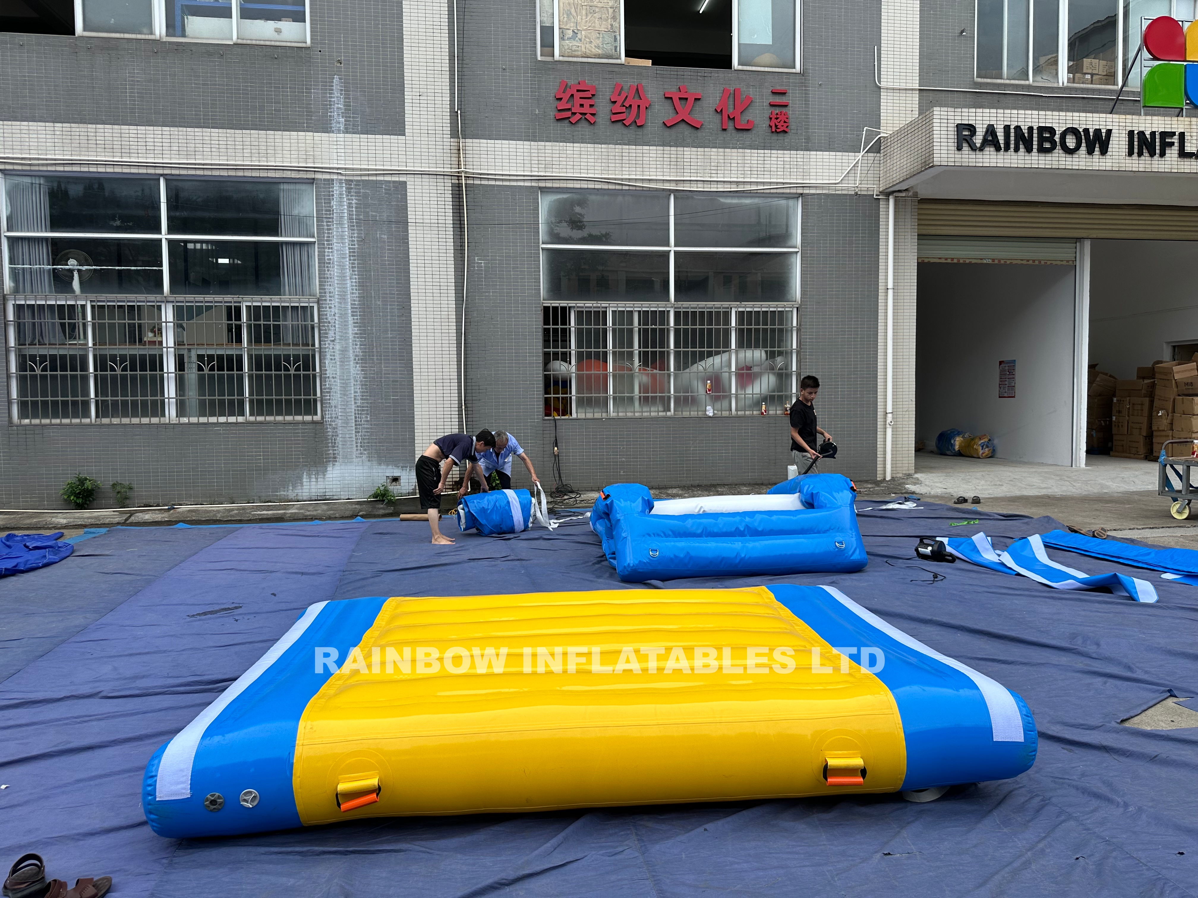 Giant inflatable floating water park base