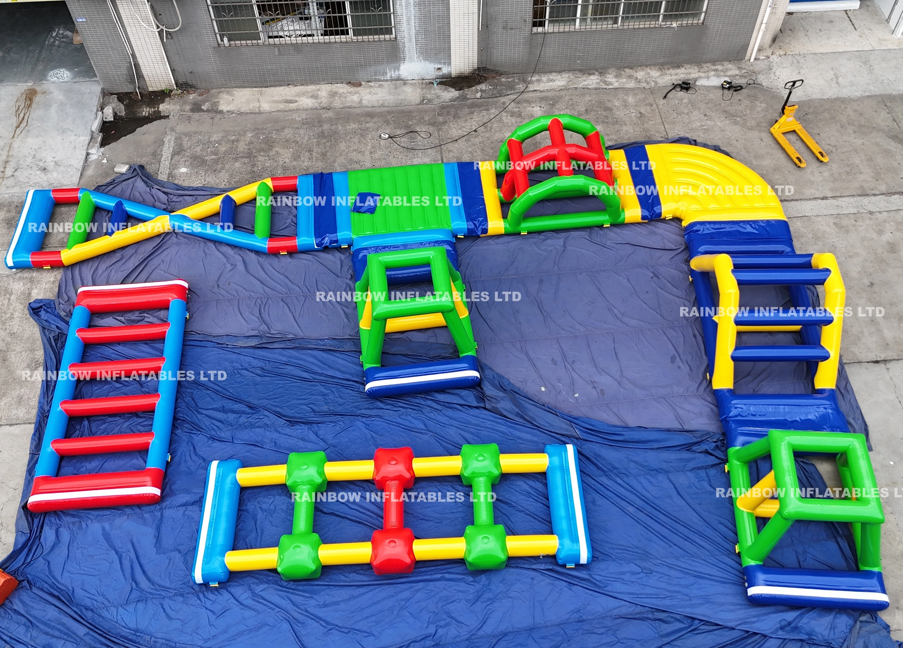 Inflatable floating tracks for pool