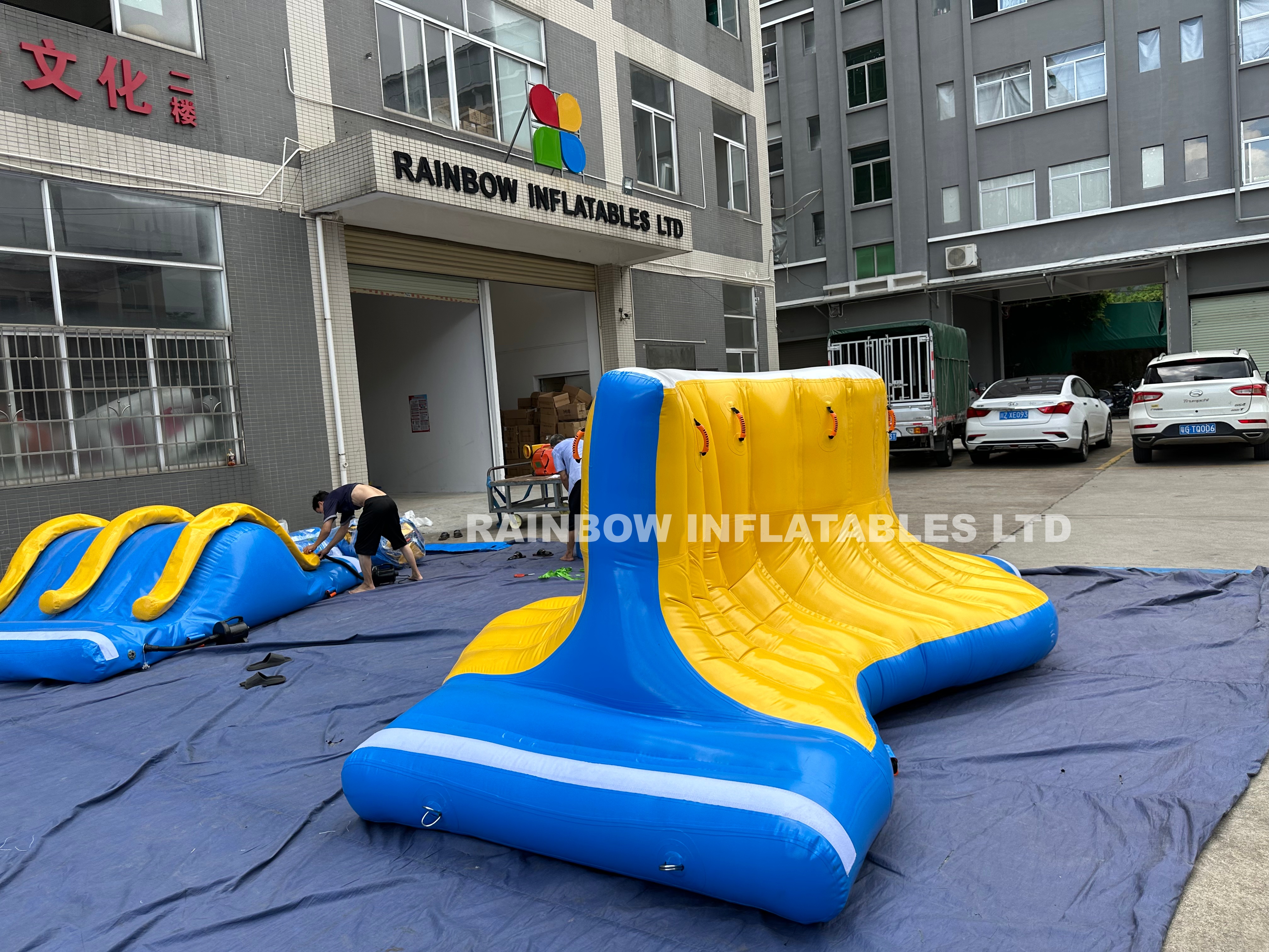 Inflatable Love tunnel for water games quaterpipe