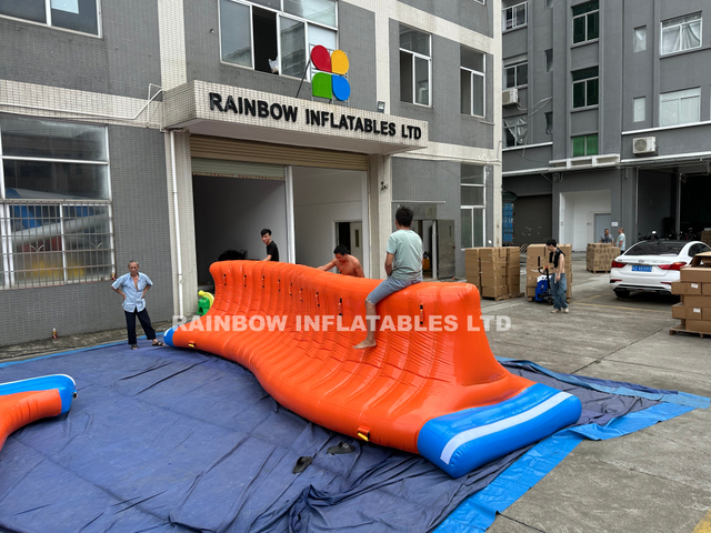 Inflatable Love tunnel for water games quaterpipe