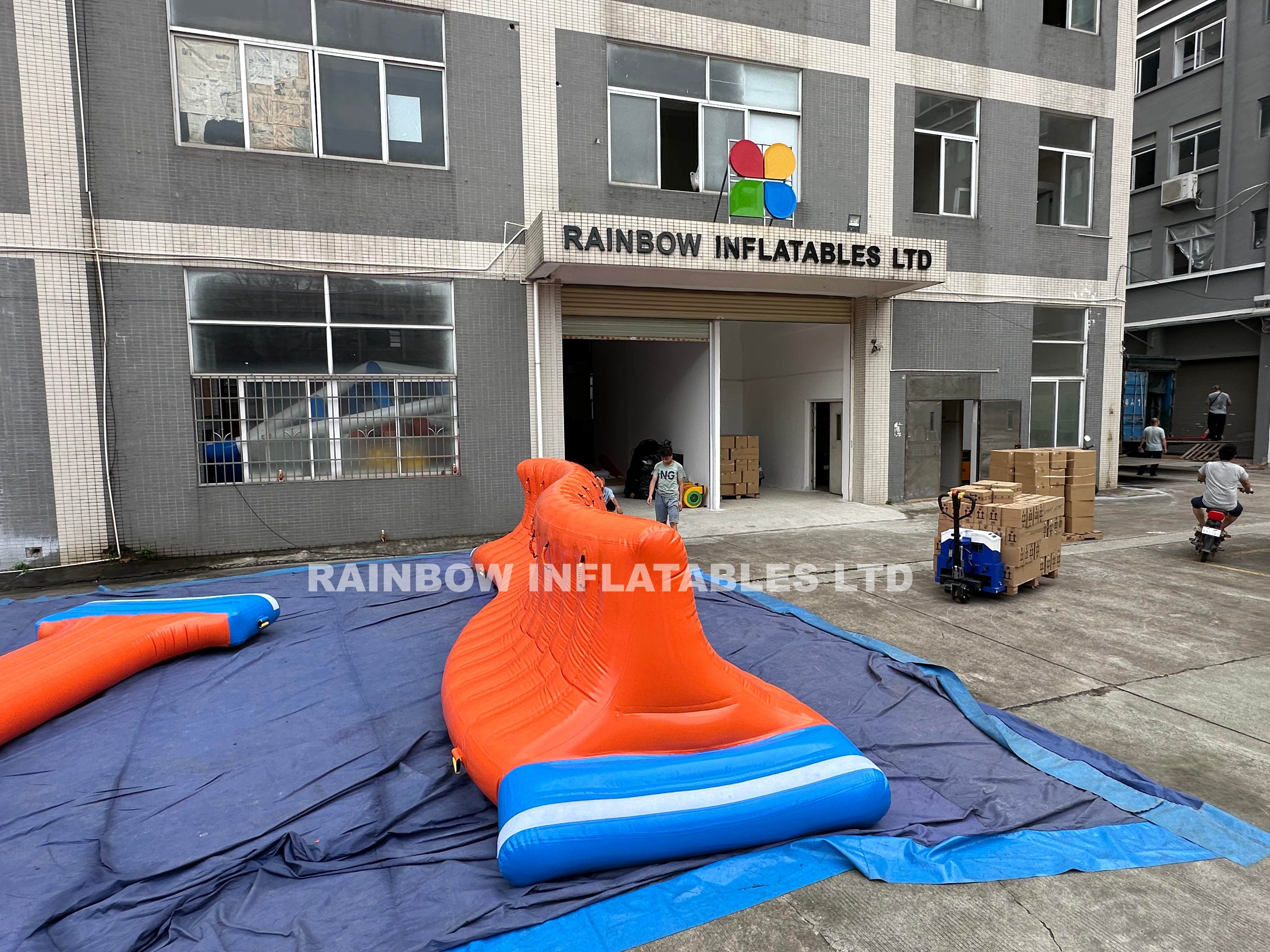 Inflatable Love tunnel for water games quaterpipe