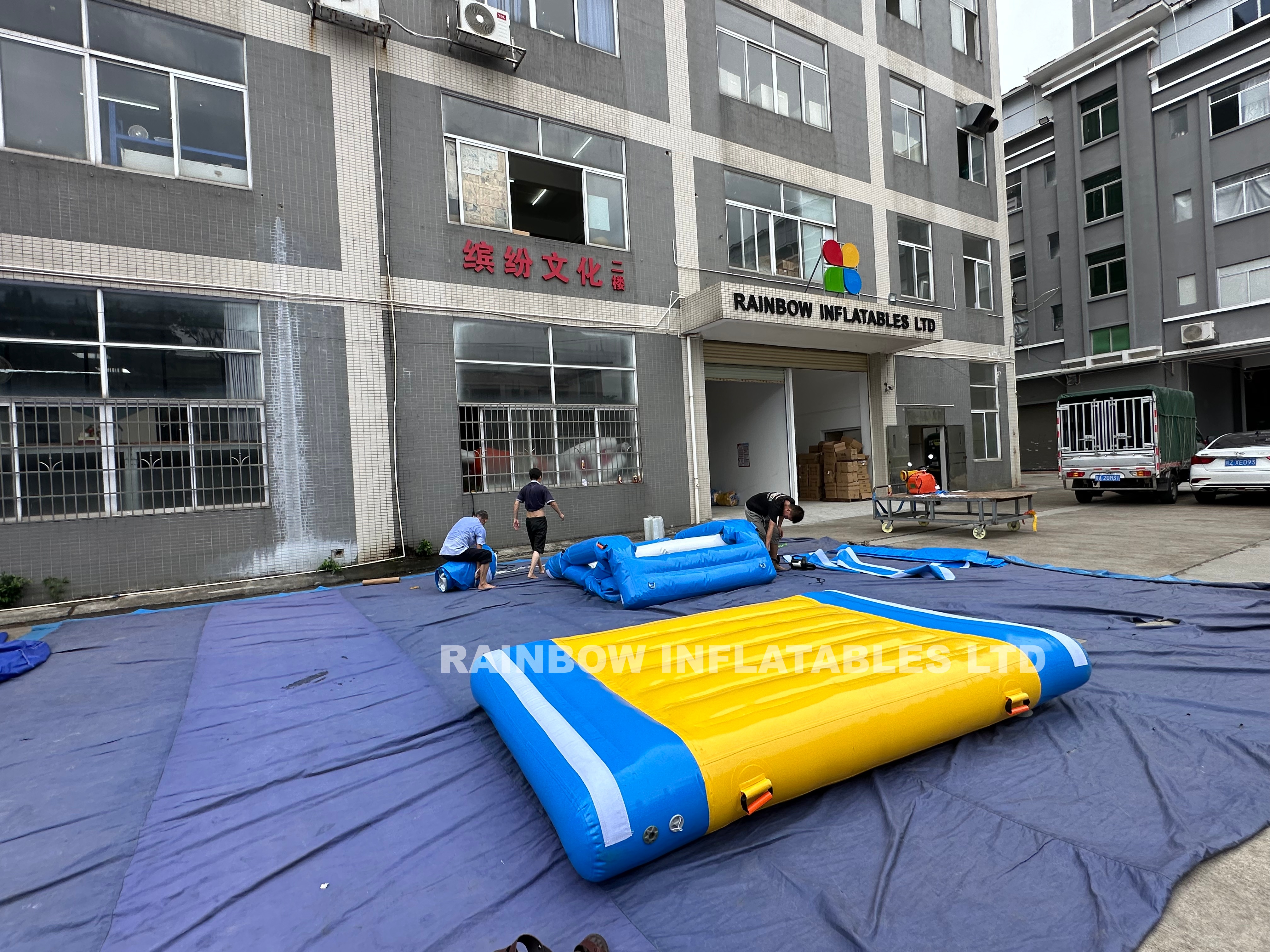 Giant inflatable floating water park base