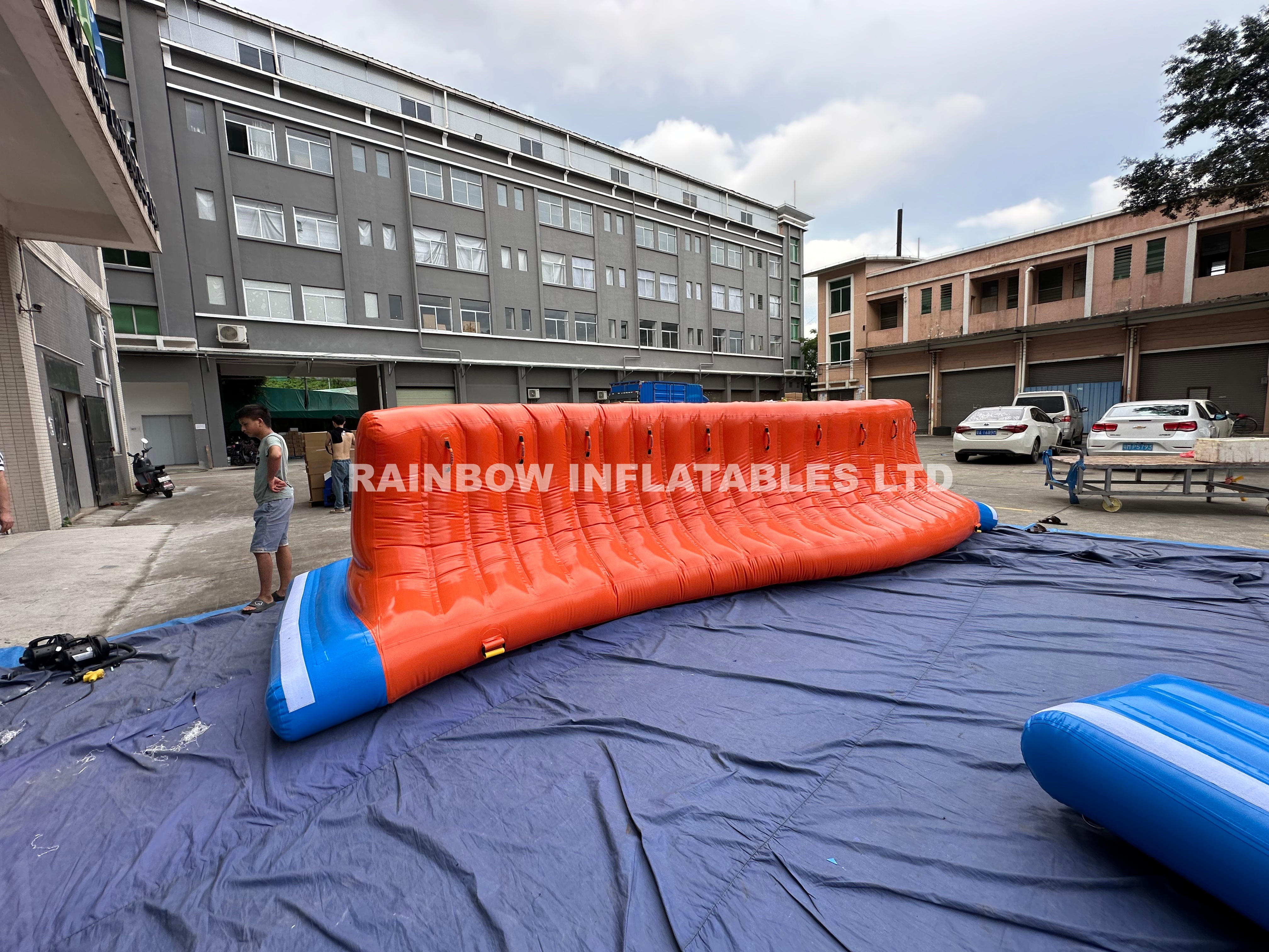 Inflatable Love tunnel for water games quaterpipe