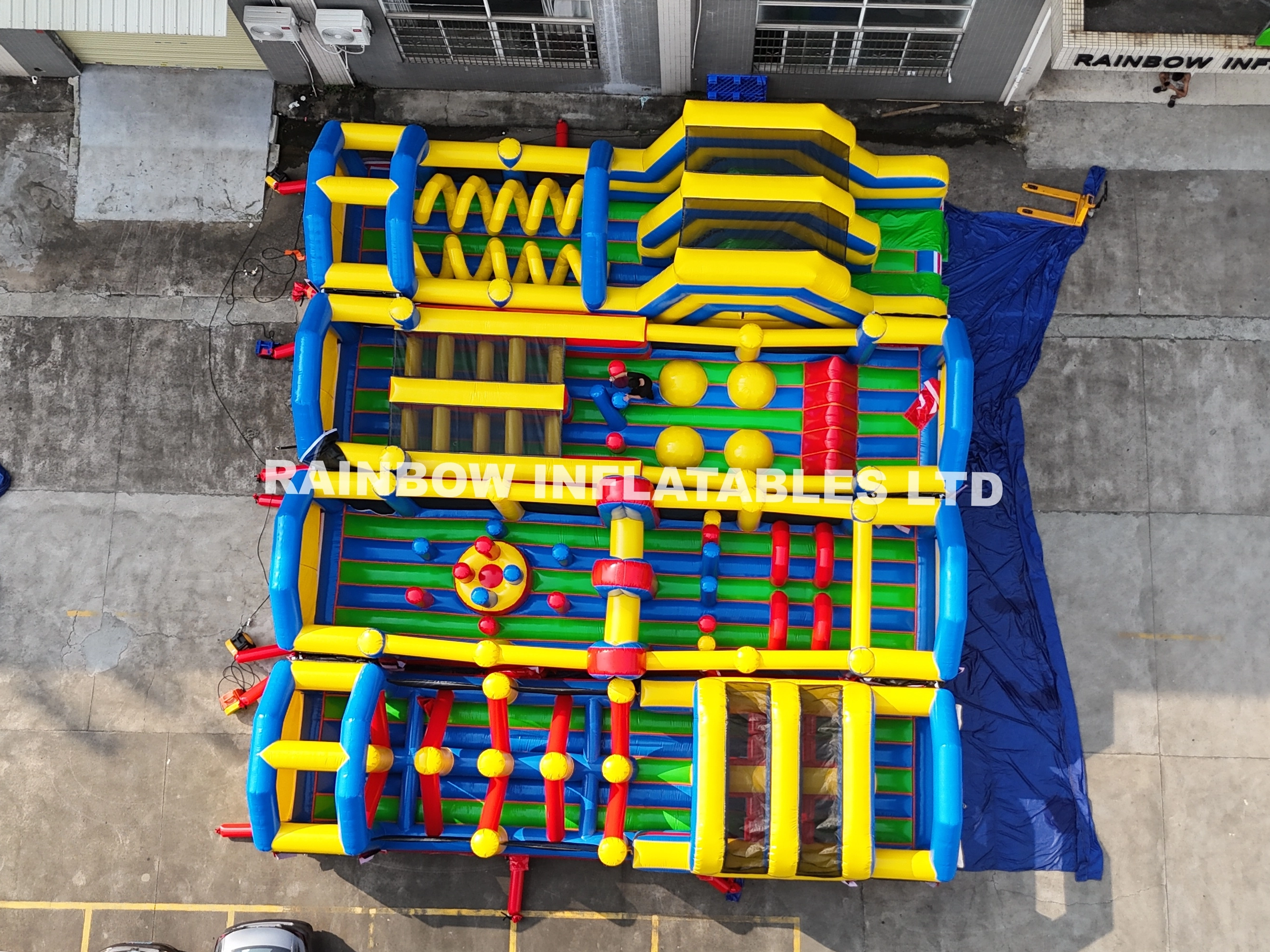 Versatile Multi-Layout Inflatable Obstacle Course for Commercial Rental