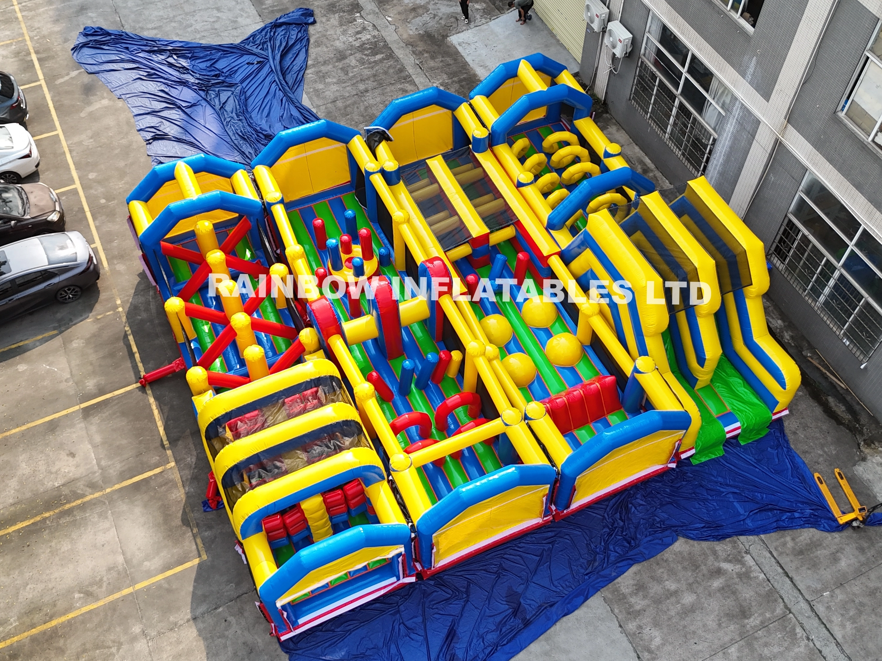 Versatile Multi-Layout Inflatable Obstacle Course for Commercial Rental