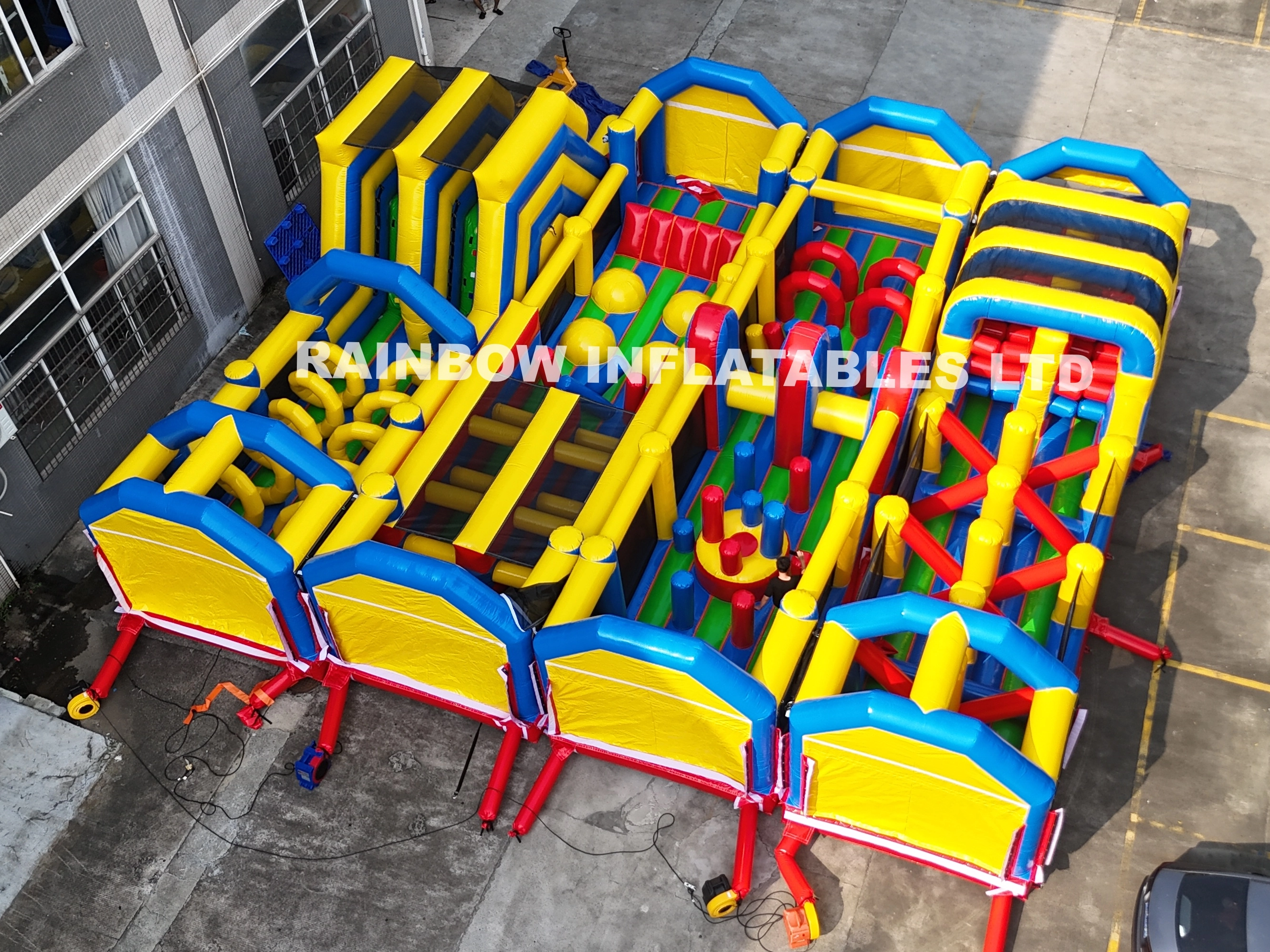 Versatile Multi-Layout Inflatable Obstacle Course for Commercial Rental